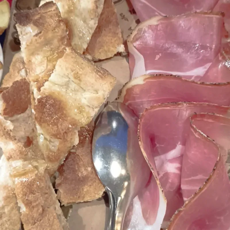 PROSCIUTTO CRUDO DEL "PRATOMAGNO" E SCHIACCIA CALDA OLIO E SALE